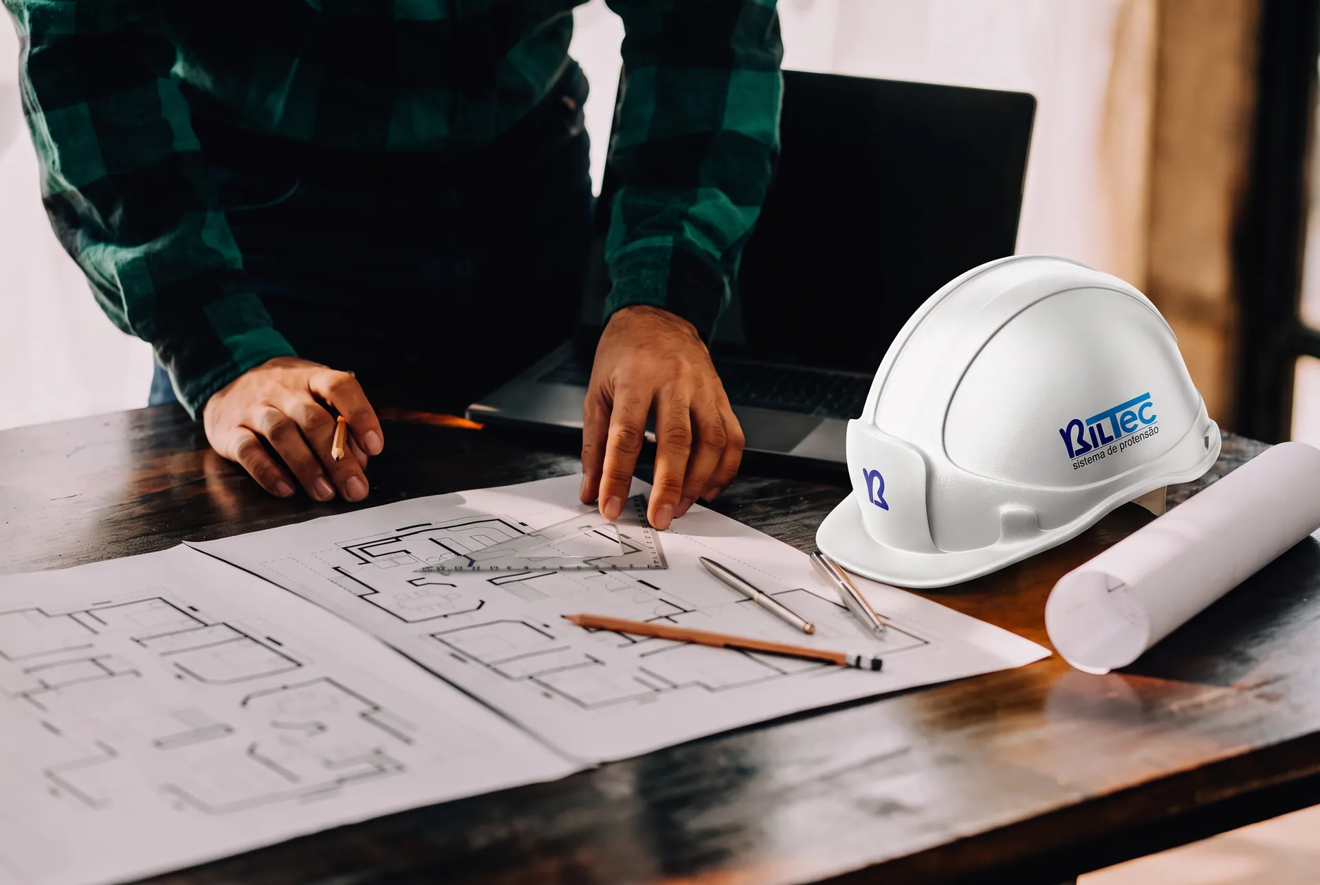 Engenheiro analisando projeto em obra